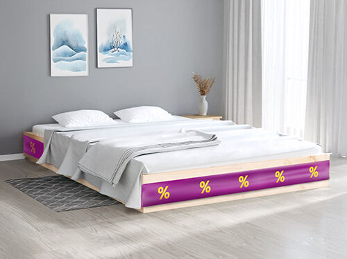 Zakonska postelja z vijoličnim trakom, ki prikazuje ikone popustov, v stilski dnevni sobi. Klikni za ogled izdelkov v ponudbi.