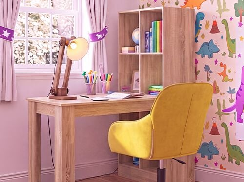 Svetla otro&scaron;ka učna soba z leseno pisalno mizo, ergonomskim rumenim stolom, namizno svetilko, polico za shranjevanje in tapeto z dinozavri. Idealna za urejen in udoben učni kotiček doma.