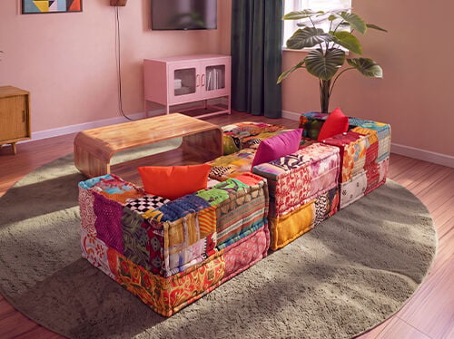 Kolaž s tremi slogi sedežnih garnitur: sodobna dnevna soba s temnimi sedežnimi garniturami, barvita modularna sedežna garnitura patchwork okoli klubske mizice in siv raztegljiv kavč, popolnoma razprt v posteljo. Kliknite za ogled zbirke sedežnih garnitur.