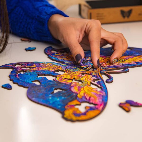 UNIDRAGON Lesena sestavljanka 700-delna Intergalaxy Butterfly 60x44 cm