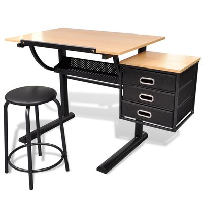 Pisalna miza z nagnjeno delovno površino in udobnim stolom