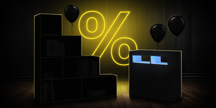 Črne modularne shranjevalne enote s črnimi baloni pred svetlo rumenim znakom za odstotek na temnem lesenem podu.