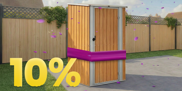 Lesena vrtna lopa pod paviljonom na sončni terasi, obdana s cvetjem in ograjo, z bannerjem pomladne akcije 10%.