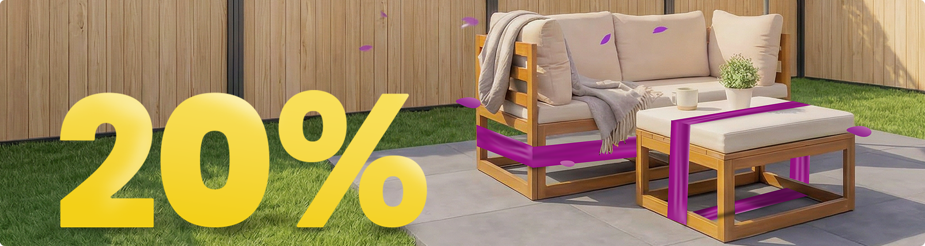 Lesena vrtna sedežna garnitura z bež blazinami in mizico pod senčnikom na sončni terasi, obdana s cvetjem in ograjo, z bannerjem pomladne akcije 20%.